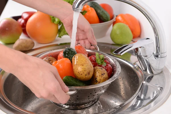 Mytí ovoce a zeleniny — Stock fotografie