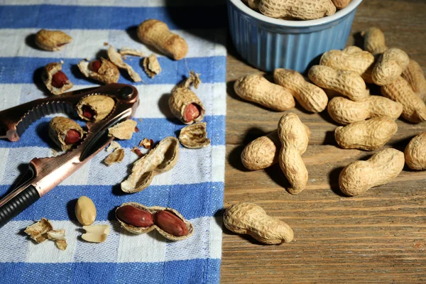 Erdnüsse auf Serviette — Stockfoto