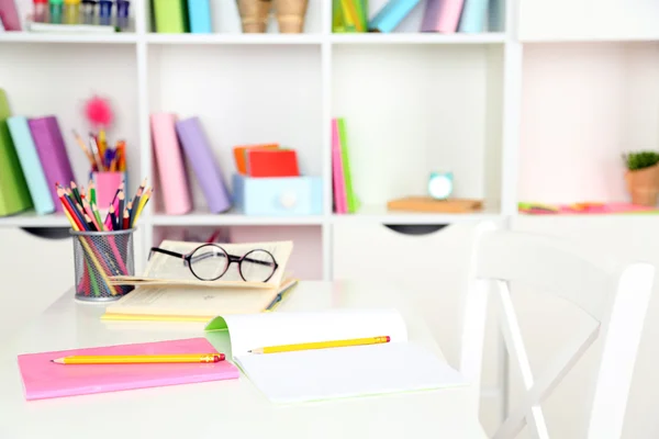 Arbeitsplatz im Klassenzimmer — Stockfoto