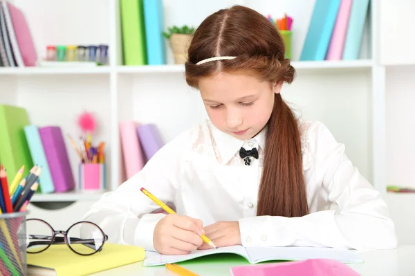 Menina bonito no local de trabalho — Fotografia de Stock