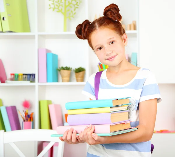 Jolie fille dans salle de classe — Photo