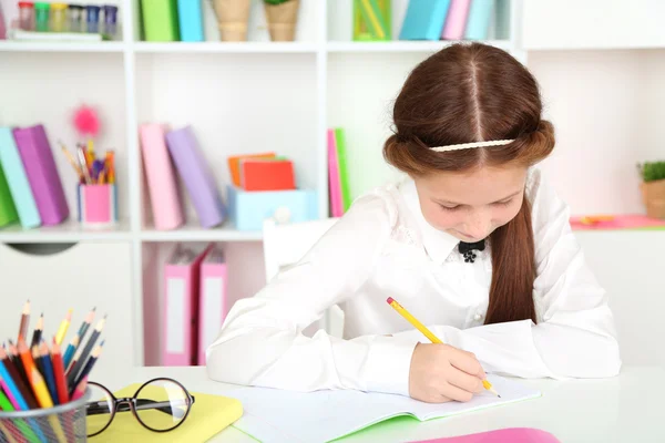 Menina bonito no local de trabalho — Fotografia de Stock