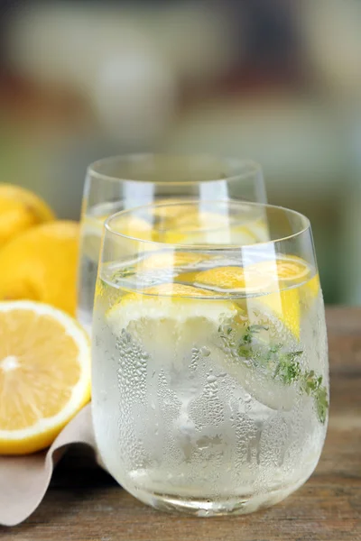 Bebida con limón y tomillo —  Fotos de Stock