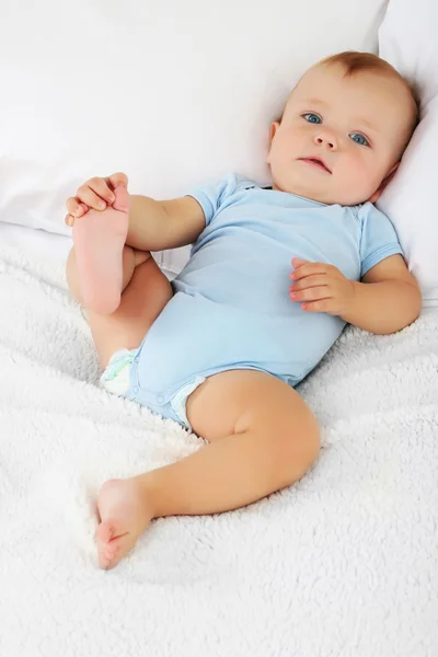 Babyjongen op bed — Stockfoto