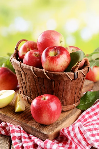 Äpplen i trä korg — Stockfoto