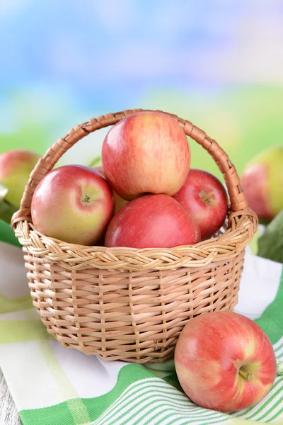 Apples in wicker basket — Stock Photo, Image