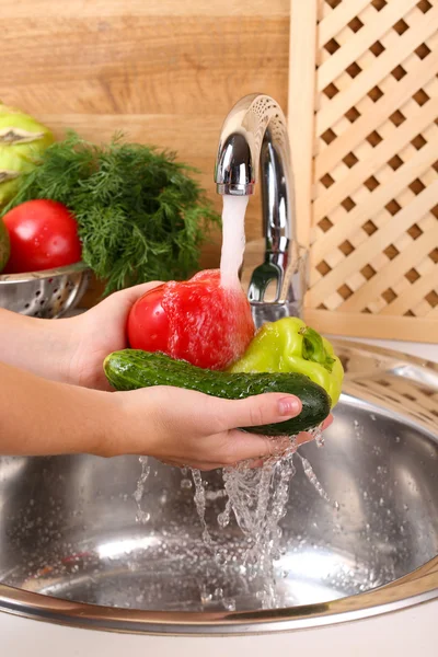 Washing vegetables — Stock Photo, Image