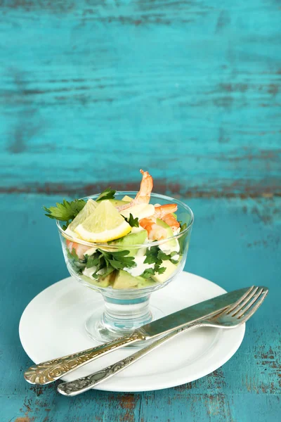 Салат с креветками и авокадо — стоковое фото
