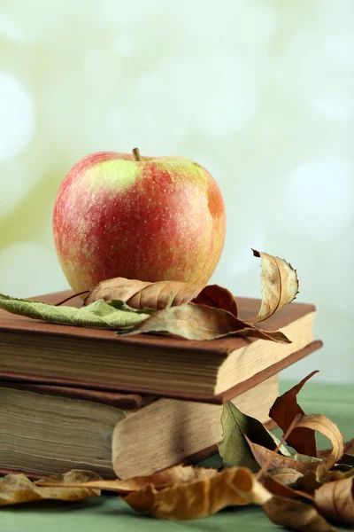 Äpple med böcker — Stockfoto