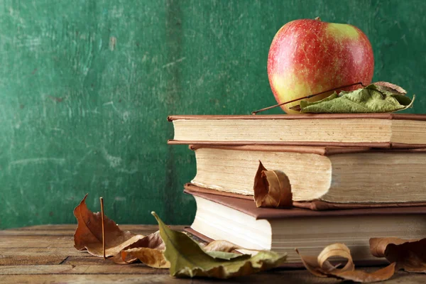 Jablko s knihami — Stock fotografie