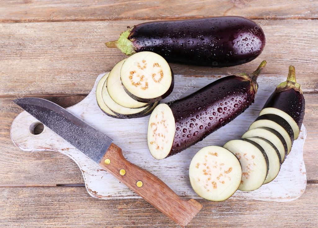 Chopped aubergines and knife