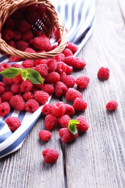 üzerinde tablo yakın çekim Olgun tatlı ahududu