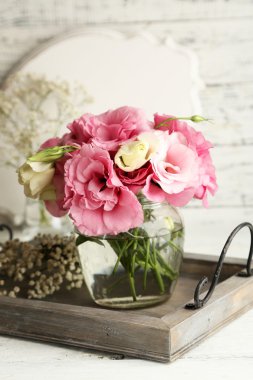 eustoma ahşap zemin üzerinde Vazoda Çiçekler buket