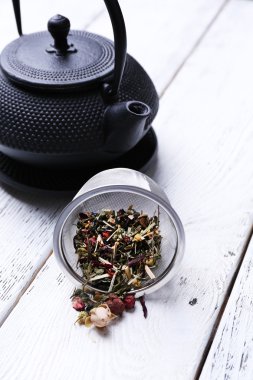 Siyah çaydanlık ve kase