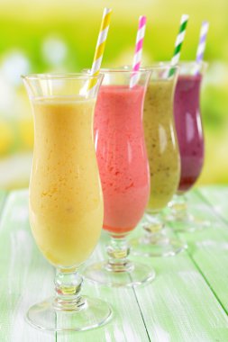 Tablo parlak zemin üzerine lezzetli berry kokteyller