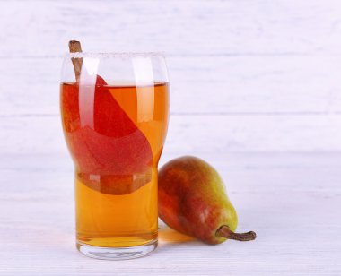 ahşap masa üzerine taze meyve ile lezzetli bir yaz içeceği