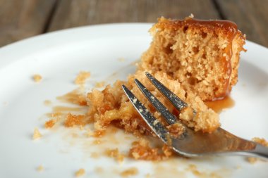 Yarım plaka üzerinde ahşap masa lezzetli pasta parça yenen