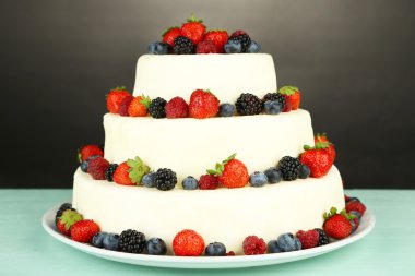 Çilekli düğün pastası