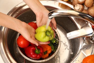 sebze yıkama elinde