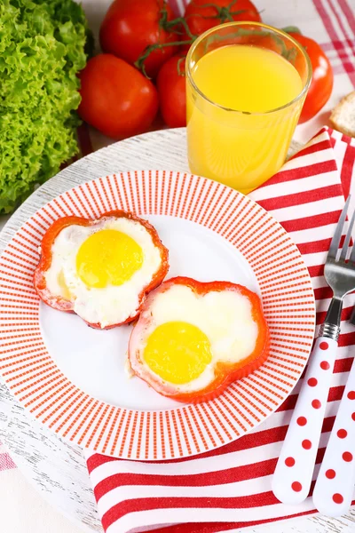 Míchaná vejce se zeleninou a šťávy, podávané na štítku na pozadí tkaniny — Stock fotografie