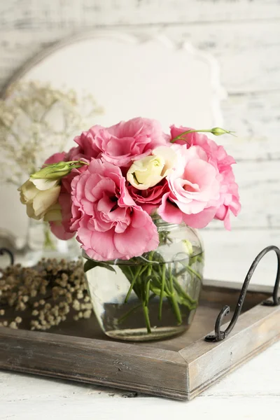 Bouquet di fiori di eustoma in vaso su fondo di legno — Foto Stock