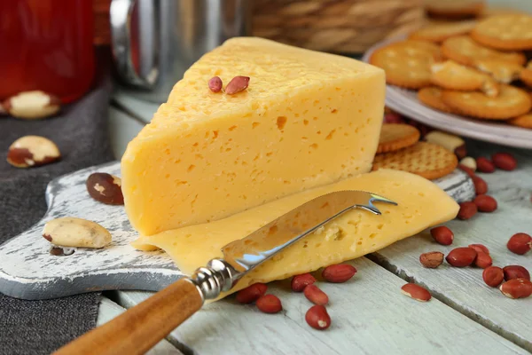 Cheese and crackers on wooden table close-up — Stock Photo, Image