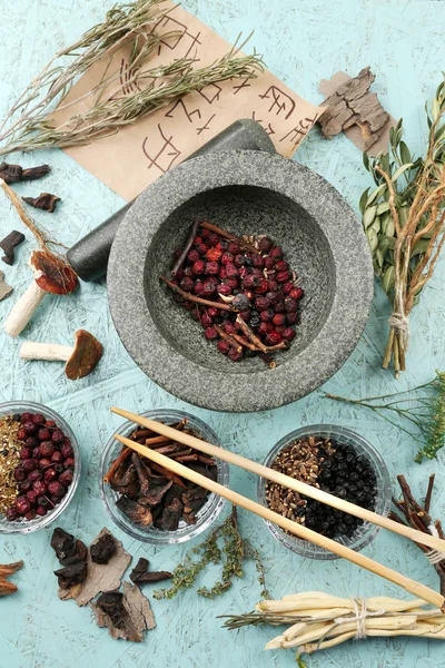 Ingredientes tradicionales de la medicina herbal china con jeroglíficos no reales, primer plano —  Fotos de Stock