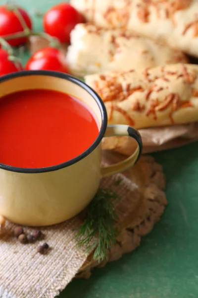 Succo di pomodoro fatto in casa in tazza, spezie e pomodori freschi su sfondo di legno — Foto Stock