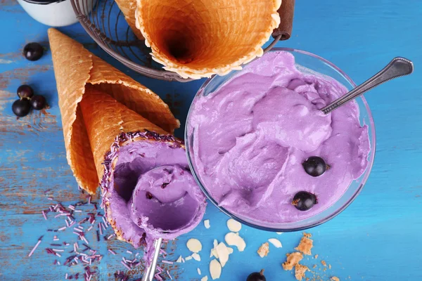 Crème glacée savoureuse aux baies fraîches sur une vieille table en bois bleu — Photo