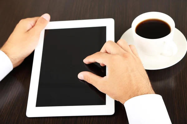 Man working on tablet — Stock Photo, Image