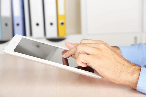 Hombre trabajando en la tableta — Foto de Stock