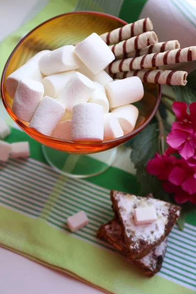 甜甜的棉花糖在桌子上，特写 — 图库照片