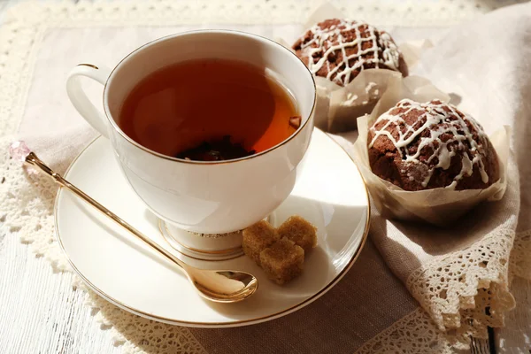 Taza de té con magdalenas en la mesa, de cerca — Foto de Stock