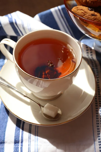 Tasse Tee auf dem Tisch, Nahaufnahme — Stockfoto