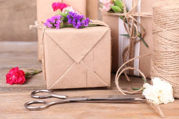 Hermosos regalos con flores — Foto de Stock