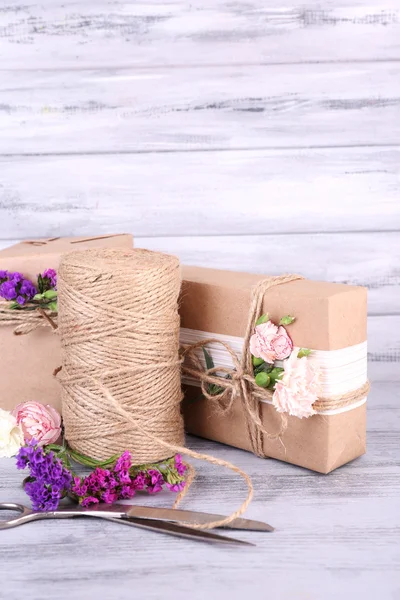꽃과 함께 아름 다운 선물 — 스톡 사진
