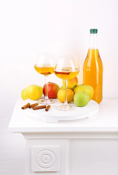 Jablečný mošt a Čerstvá jablka — Stock fotografie