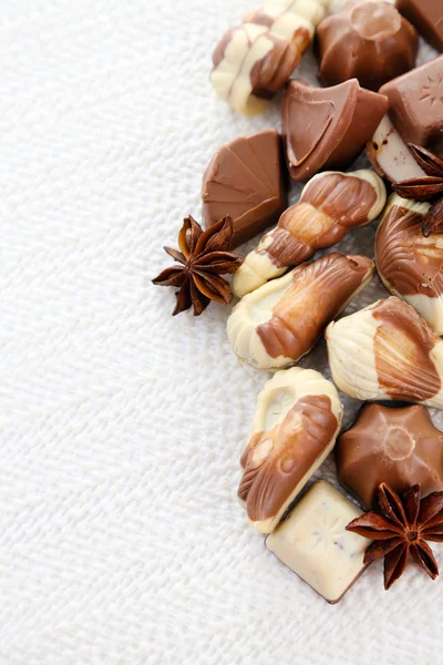 Olika sorters choklad och kryddor på vit bakgrund — Stockfoto