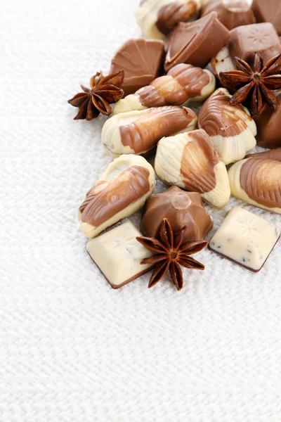 Diferentes tipos de chocolates com especiarias no fundo branco — Fotografia de Stock