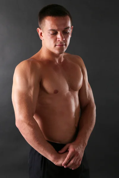 Красивый мускулистый молодой человек — стоковое фото
