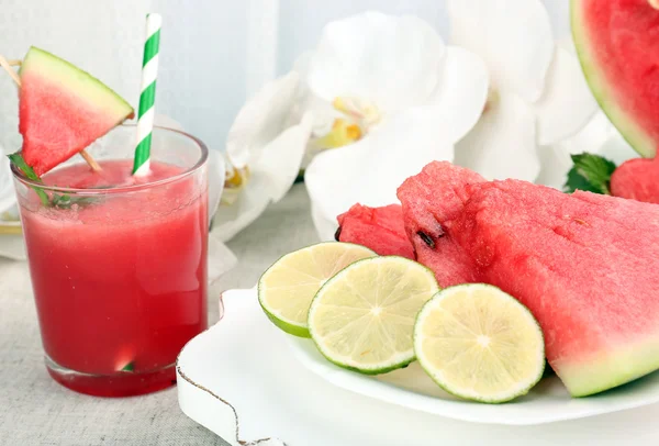 Watermeloen cocktail op tafel, close-up — Stockfoto