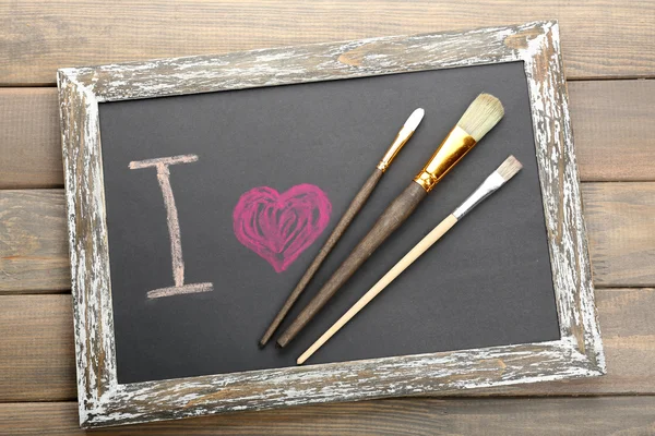 Ik hou van schilderen op schriftelijke schoolbord, close-up — Stockfoto