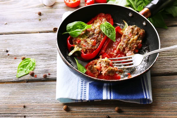 Peppers in frying pan — Stock Photo, Image