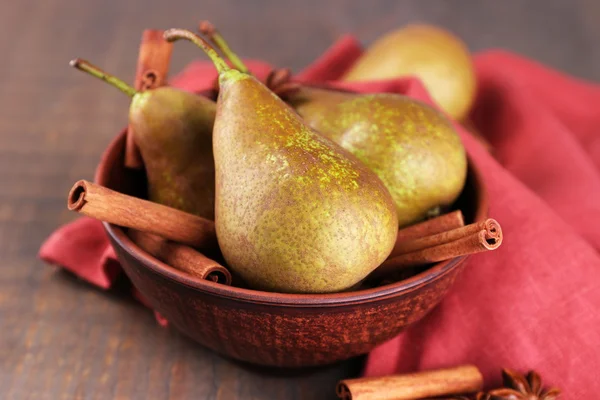 Pere e bastoncini di cannella — Foto Stock