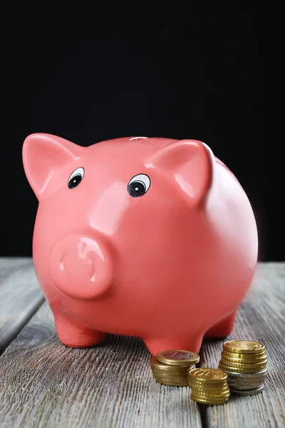 Piggy bank op tafel — Stockfoto