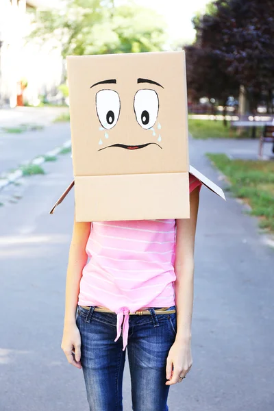 Mujer con caja en la cabeza — Foto de Stock