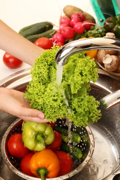 Hands washing vegetables — Stock Photo, Image