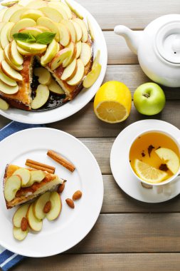 Ev yapımı elmalı turta.