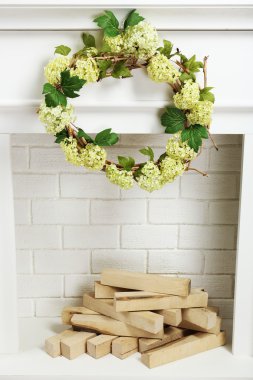 çelenk ile şömine