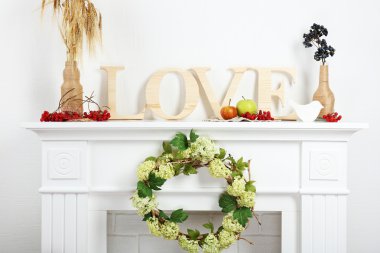 Oturma odasında şömine.